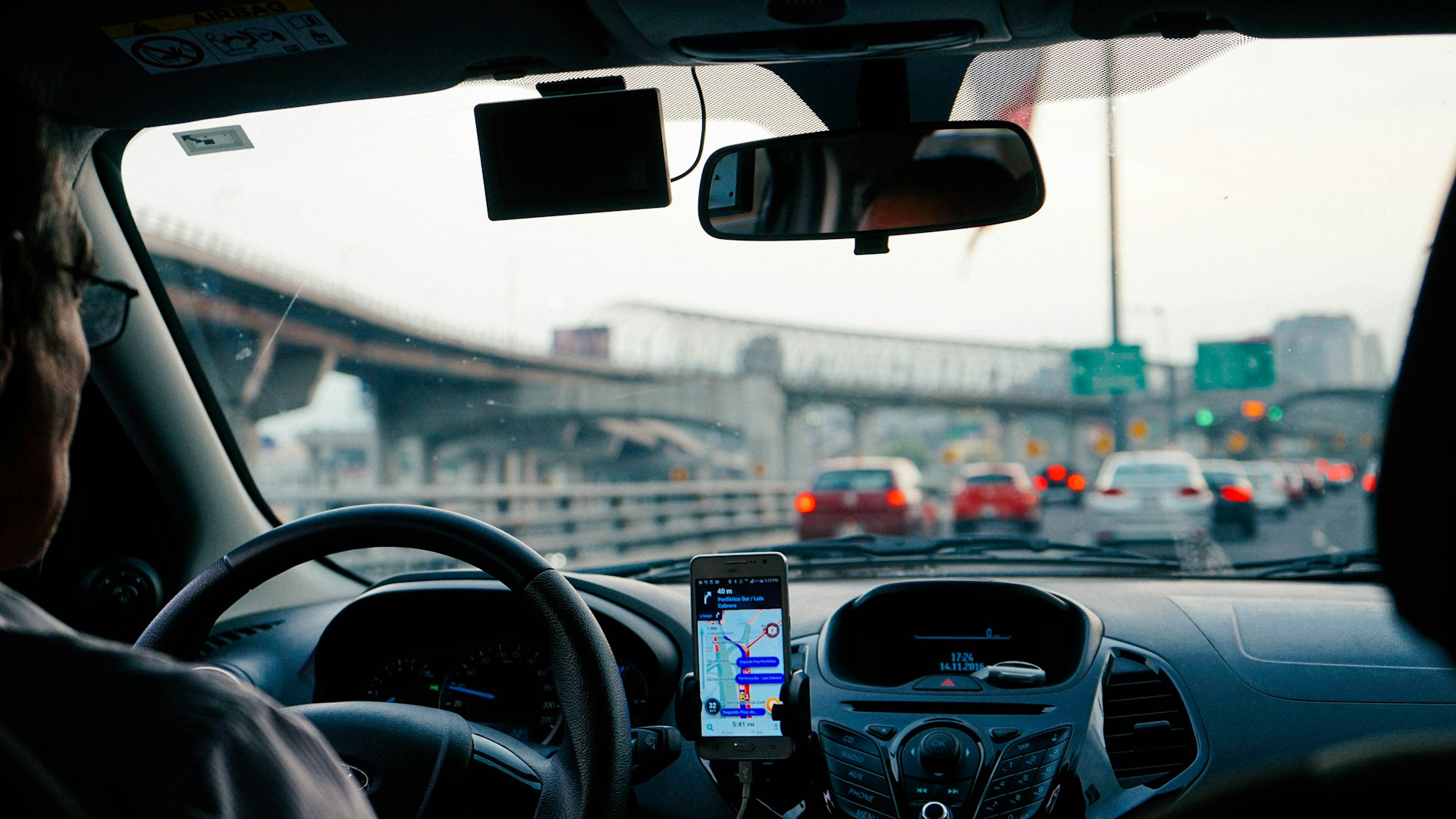 Otkrijte kako tehnologija transformiše obuku vozača i zašto je auto škola Novi Sad lider u digitalnoj edukaciji vozača.